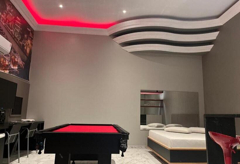 اتاق لوکس, Motel Bughaville