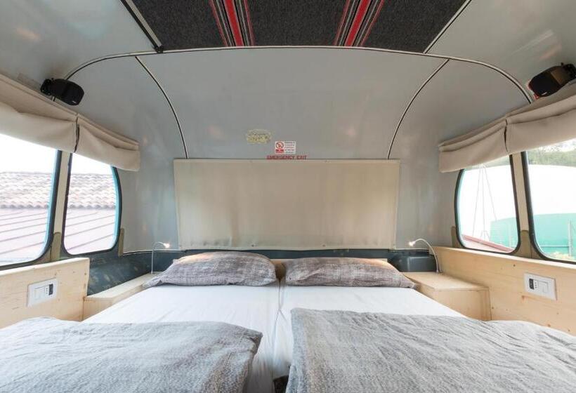 تختخواب در اتاق مشترک, Bed In Bus