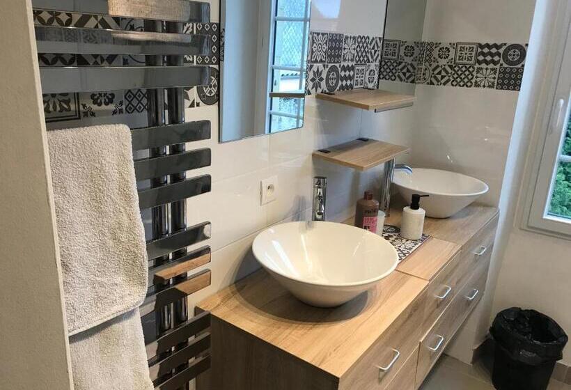 آپارتمان 1 خوابه با تراس, Hôte Labyrinthe Lit 180 Cm Salle De Bain, Petit Dej Compris