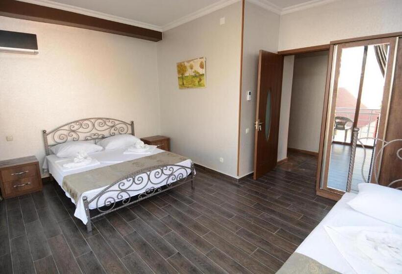 Economy Quadruple Room, Inter