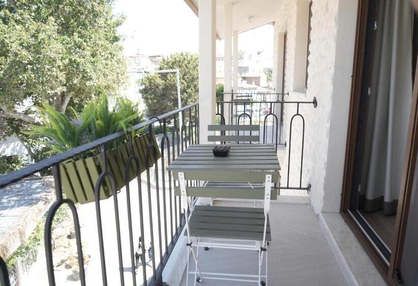 اتاق استاندارد سه نفره, Pietra Social House