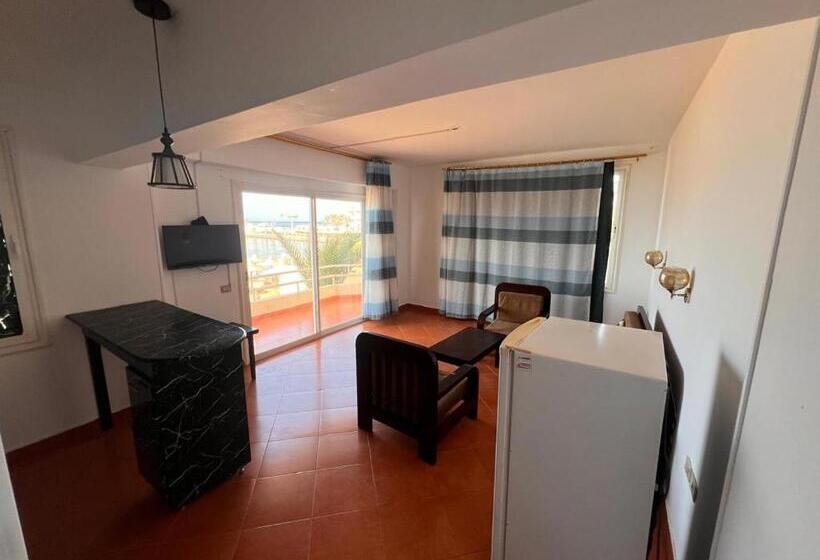 اتاق خانوادگی, Red Sea Apartment
