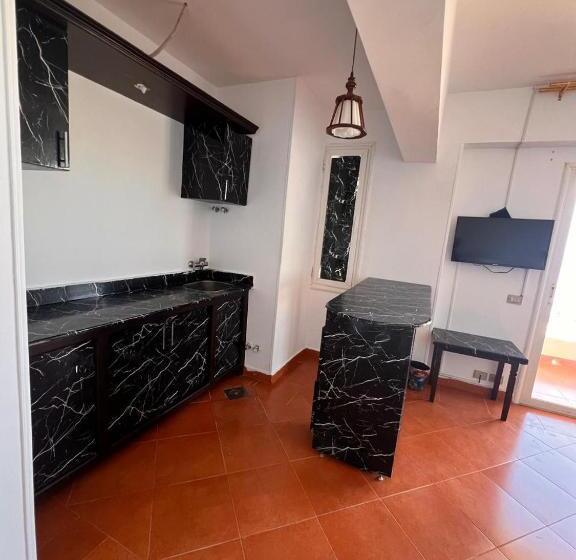 اتاق خانوادگی, Red Sea Apartment