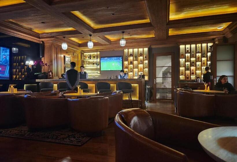 سوئیت جونیور با چشم‌انداز کوهستان, Camp John Hay Lodge 200