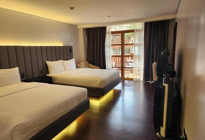 سوئیت جونیور با چشم‌انداز کوهستان, Camp John Hay Lodge 200