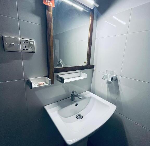 اتاق لوکس, The Grandiose Safari