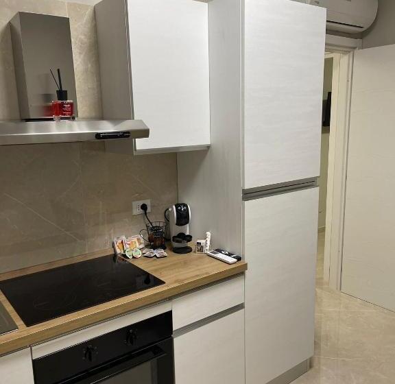 استودیو خانوادگی, Therma Luxury House