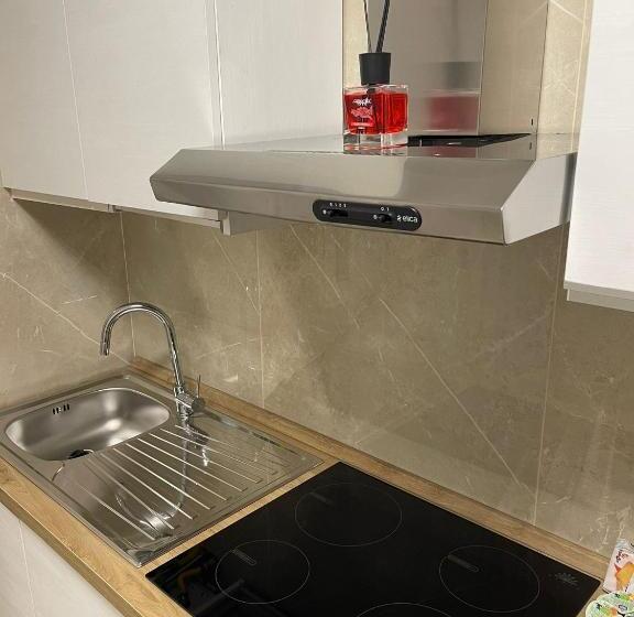 استودیو خانوادگی, Therma Luxury House