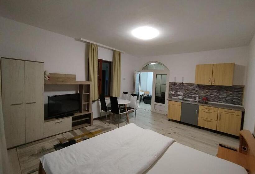 اتاق استاندارد با تخت بزرگ, Căsuța Din Brașov