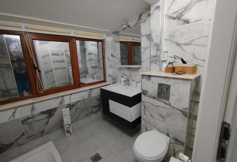 اتاق استاندارد, Căsuța Din Brașov
