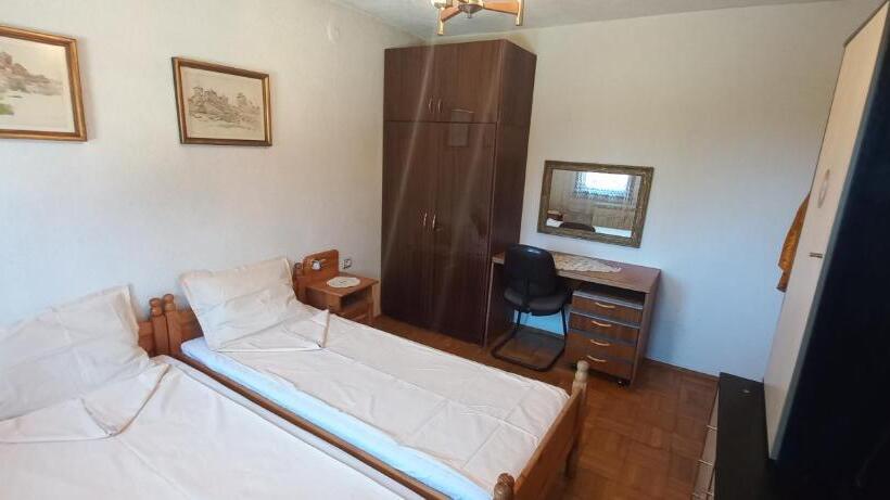 اتاق استاندارد با سرویس بهداشتی مشترک, Dumanova House