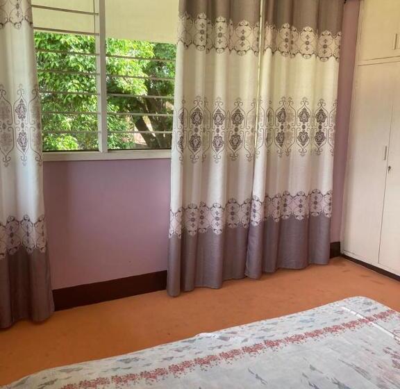 اتاق استاندارد با چشم‌انداز باغ, Rooms Available In Moshi Bed & Breakfast