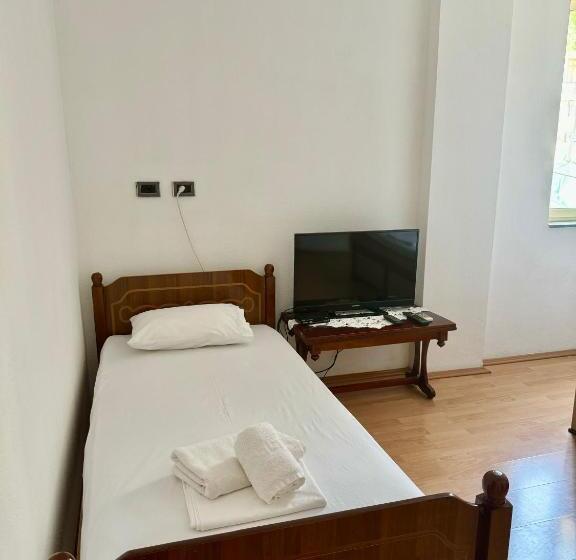 اتاق ساده سه‌ نفره, Guest House Sofa