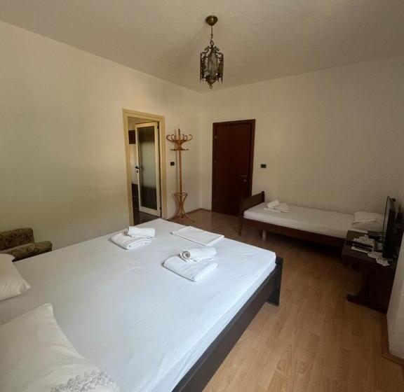 اتاق ساده سه‌ نفره, Guest House Sofa