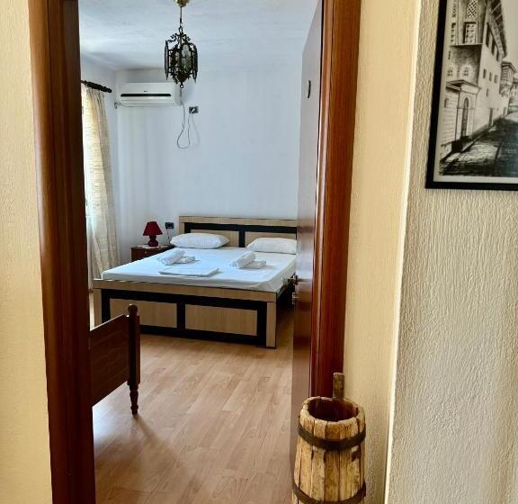 اتاق ساده سه‌ نفره, Guest House Sofa