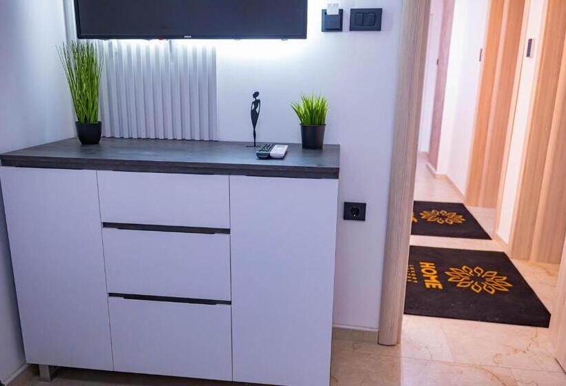 اتاق استاندارد با بالکن, Home Luxury Suites