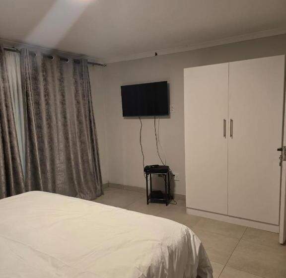 اتاق استاندارد با چشم‌انداز باغ, Limewood Residency