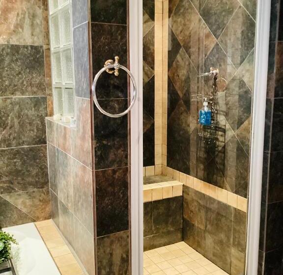 اتاق لوکس با بالکن و چشم‌انداز دریا, Ameni Air B&b