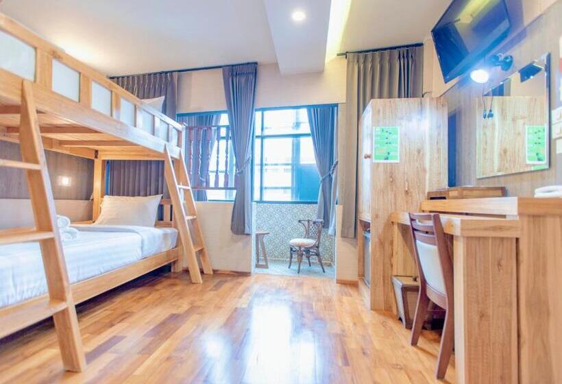 Трехместный Номер Стандарт с Балконом, Goya Hotel Warorot Market