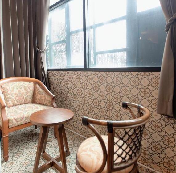 Трехместный Номер Стандарт с Балконом, Goya Hotel Warorot Market