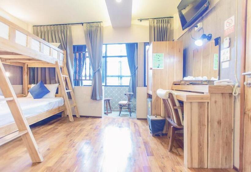 Четырехместный Номер Стандарт с Балконом, Goya Hotel Warorot Market