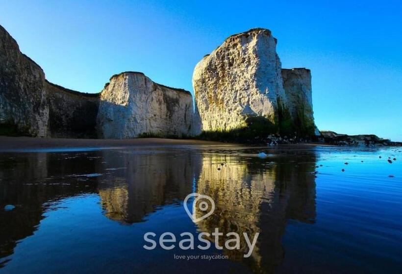 1 Bedroom Penthouse Apartment, Sail Penthouse   Beach & Parking