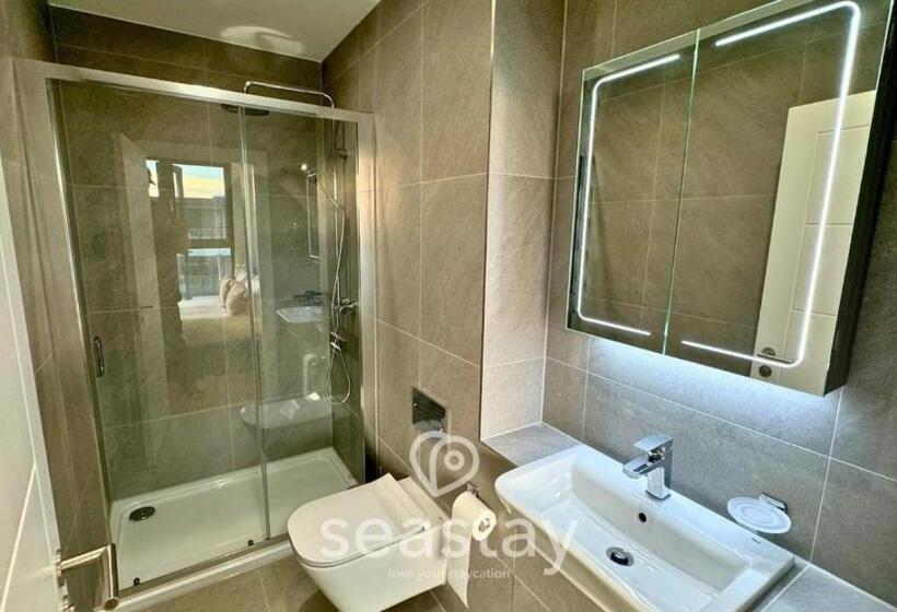 1 Bedroom Penthouse Apartment, Sail Penthouse   Beach & Parking