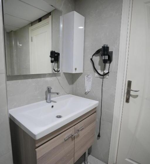 اتاق خانوادگی, Amazon Suit Otel