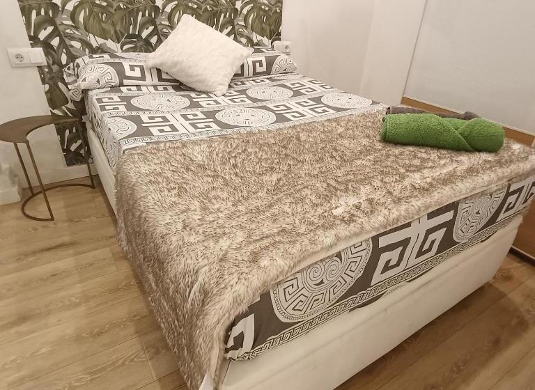 اتاق لوکس, Colon Rooms