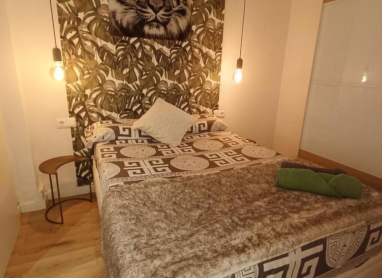 اتاق لوکس, Colon Rooms