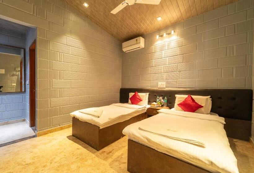اتاق استاندارد با چشم‌انداز استخر, Seasons Suites Hbr