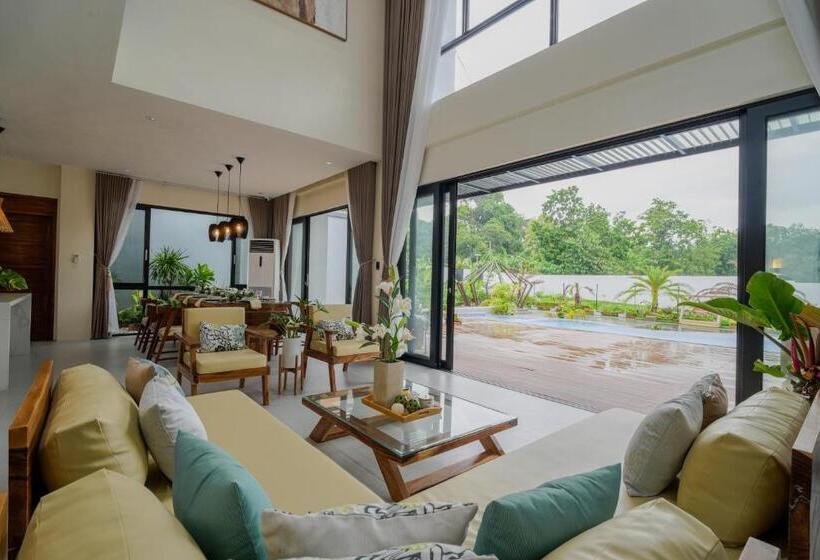 سوییت لوکس, Damienerose Garden Villa