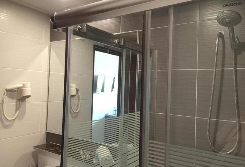 带大床的豪华间, Check Inn Hotel Tawau
