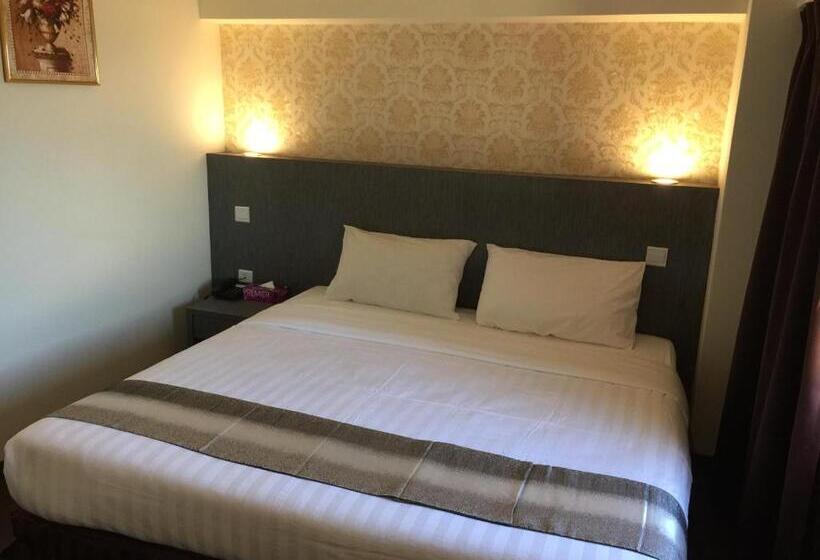 带大床的豪华间, Check Inn Hotel Tawau