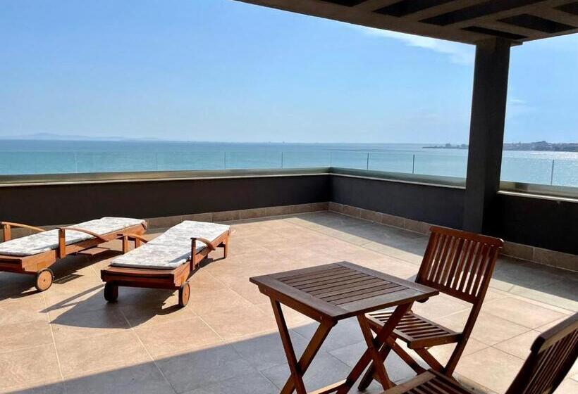 استودیوی لوکس, St. Panteleimon Beach