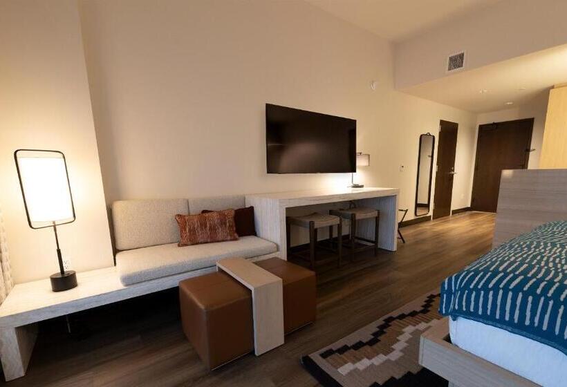 اتاق استاندارد با تخت بزرگ, Chicken Ranch Casino Resort