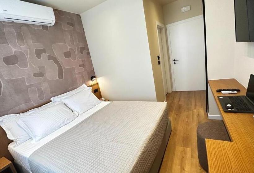 اتاق استاندارد با چشم‌انداز کوهستان, Serenity Rooms