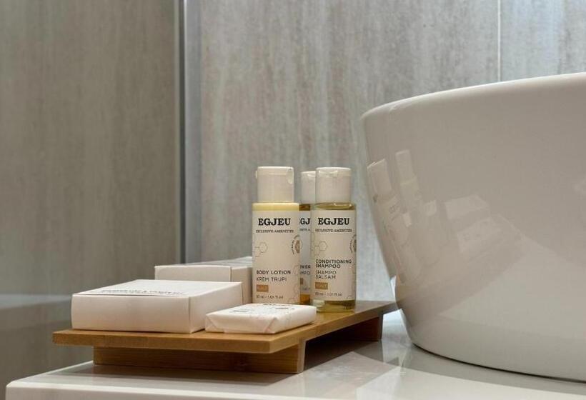 اتاق لوکس با بالکن, Serenity Rooms