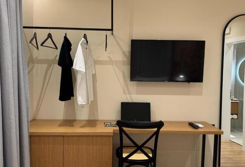 اتاق لوکس با بالکن, Serenity Rooms