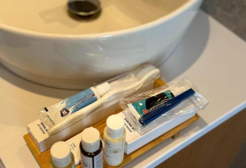 اتاق لوکس با بالکن, Serenity Rooms
