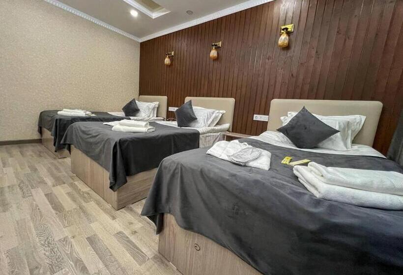 اتاق استاندارد سه نفره, Nur Guest House