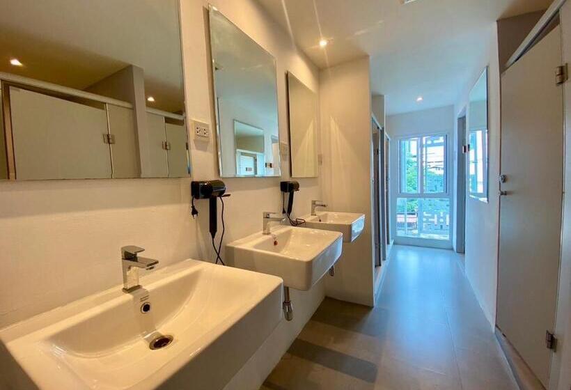 اتاق خانوادگی با سرویس بهداشتی مشترک, The Motuga Hostel Bangkok