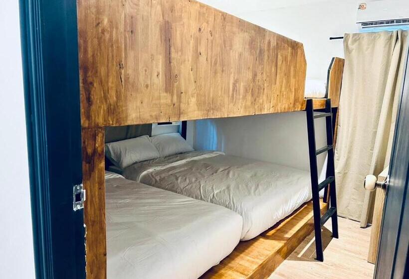 اتاق خانوادگی با سرویس بهداشتی مشترک, The Motuga Hostel Bangkok