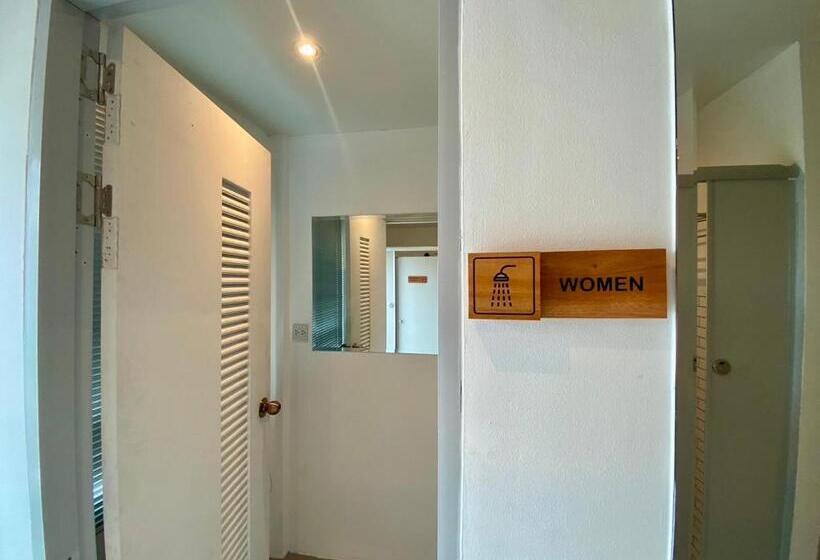 اتاق استاندارد با سرویس بهداشتی مشترک, The Motuga Hostel Bangkok