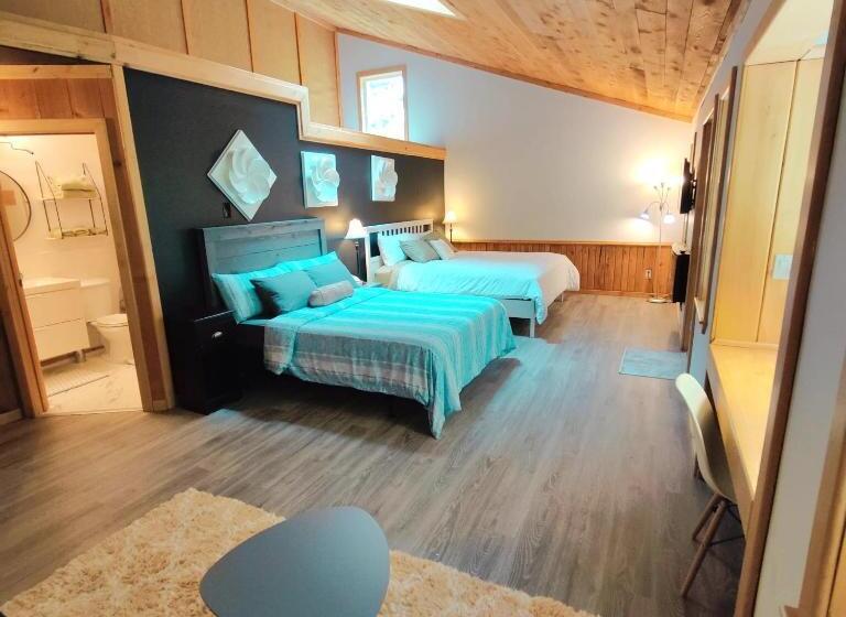اتاق لوکس سه تخته, Hummingbird Lodge Bnb
