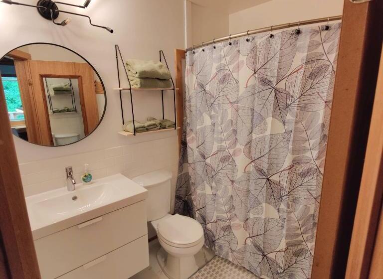 اتاق لوکس سه تخته, Hummingbird Lodge Bnb