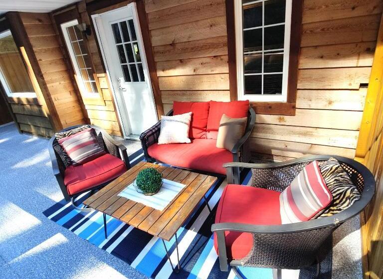 اتاق لوکس سه تخته, Hummingbird Lodge Bnb