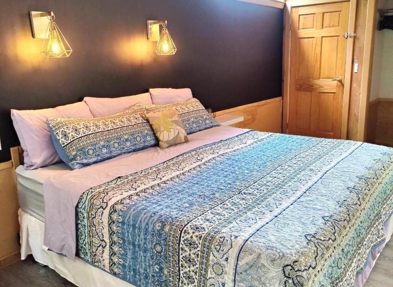 Superior Room with Terrace, Hummingbird Lodge Bnb