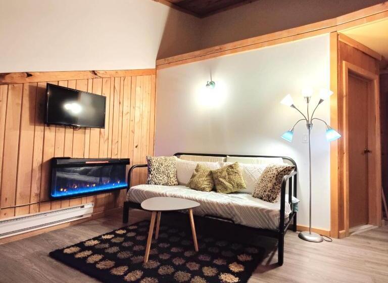 اتاق لوکس با چشم‌انداز باغ, Hummingbird Lodge Bnb