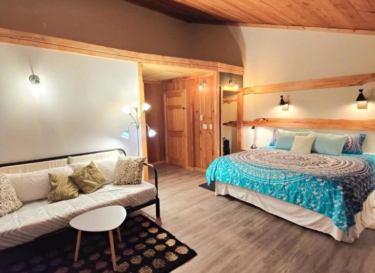 اتاق لوکس با چشم‌انداز باغ, Hummingbird Lodge Bnb